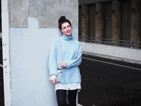 blue oversize sweater about you streetstyle street style winter look berlin trend turtleneck rollback shirt leggings adax boots ankle zara bag chain bag messy bun samieze