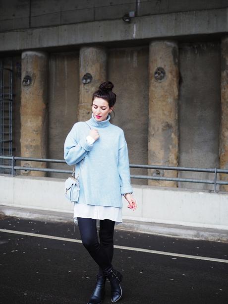 blue oversize sweater about you streetstyle street style winter look berlin trend turtleneck rollback shirt leggings adax boots ankle zara bag chain bag messy bun samieze