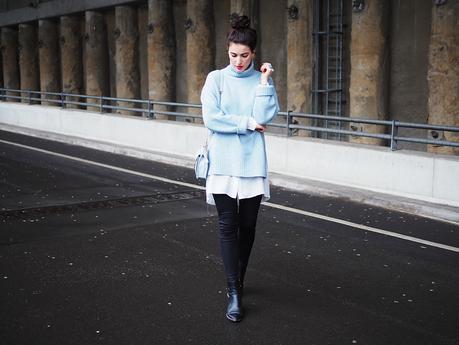 blue oversize sweater about you streetstyle street style winter look berlin trend turtleneck rollback shirt leggings adax boots ankle zara bag chain bag messy bun samieze