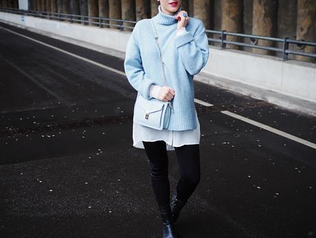 blue oversize sweater about you streetstyle street style winter look berlin trend turtleneck rollback shirt leggings adax boots ankle zara bag chain bag messy bun samieze