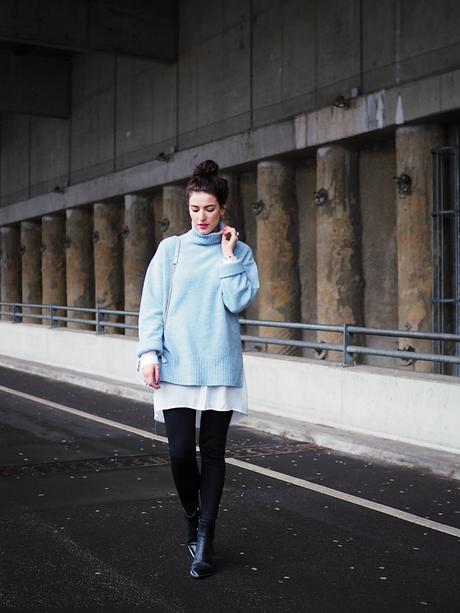 blue oversize sweater about you streetstyle street style winter look berlin trend turtleneck rollback shirt leggings adax boots ankle zara bag chain bag messy bun samieze