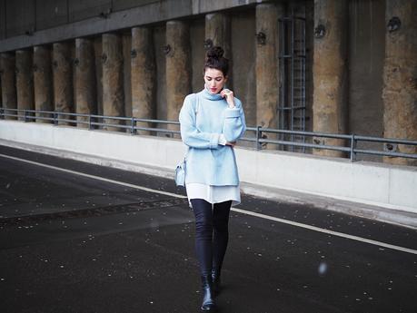 blue oversize sweater about you streetstyle street style winter look berlin trend turtleneck rollback shirt leggings adax boots ankle zara bag chain bag messy bun samieze