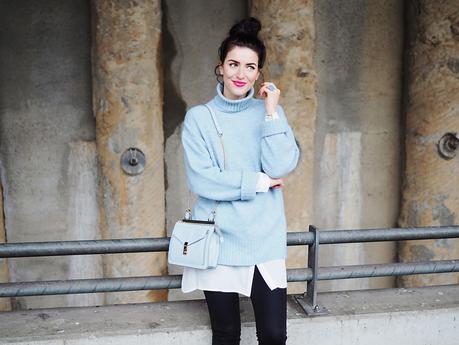 blue oversize sweater about you streetstyle street style winter look berlin trend turtleneck rollback shirt leggings adax boots ankle zara bag chain bag messy bun samieze