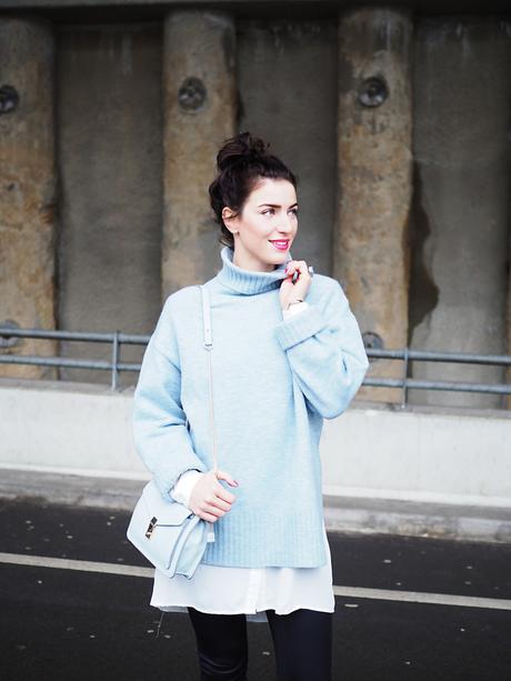 blue oversize sweater about you streetstyle street style winter look berlin trend turtleneck rollback shirt leggings adax boots ankle zara bag chain bag messy bun samieze