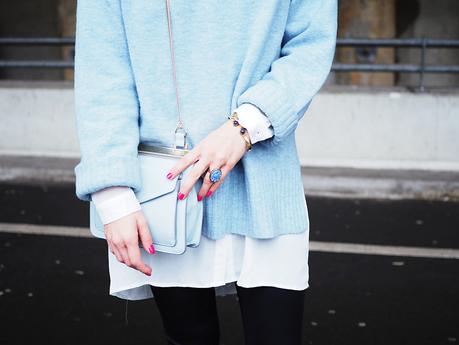 blue oversize sweater about you streetstyle street style winter look berlin trend turtleneck rollback shirt leggings adax boots ankle zara bag chain bag messy bun samieze