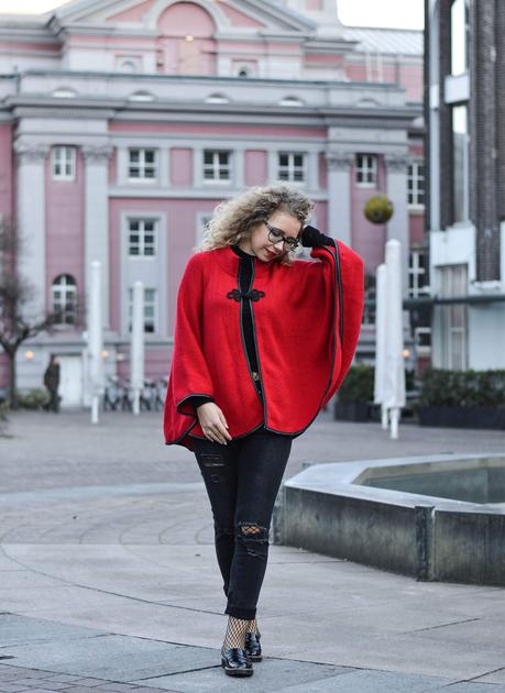 Outfit: Red Riding Hood meets Ripped Jeans & Fishnet
