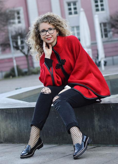 Outfit: Red Riding Hood meets Ripped Jeans & Fishnet