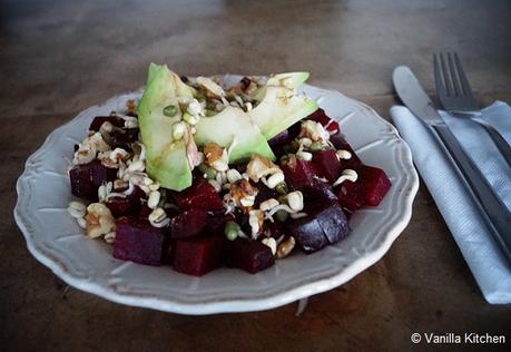 Winter-Wohlfühl-Salat mit roten Beten, Avocado und Sprossen