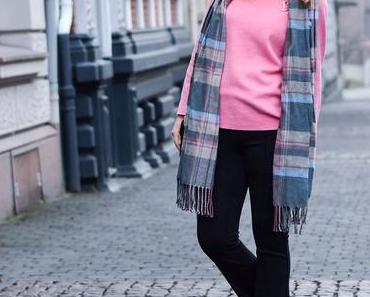 Outfit: Barbie pink shirt with trumpet sleeves and flared pants from Zara