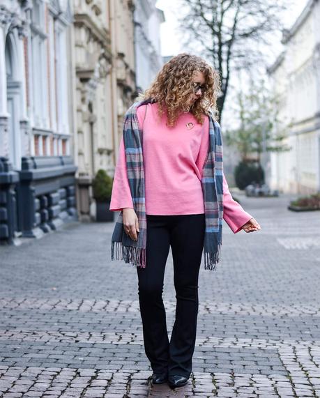 Outfit: Barbie pink shirt with trumpet sleeves and flared pants from Zara