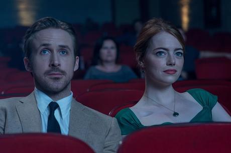 Emma Stone und Ryan Gosling schauen gebannt nach vorne in La La Land