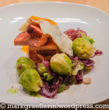 Hausmannskost zum Abendbrot: Fleischkäsetürmchen, Rosenkohl, Zwiebeln und Ei