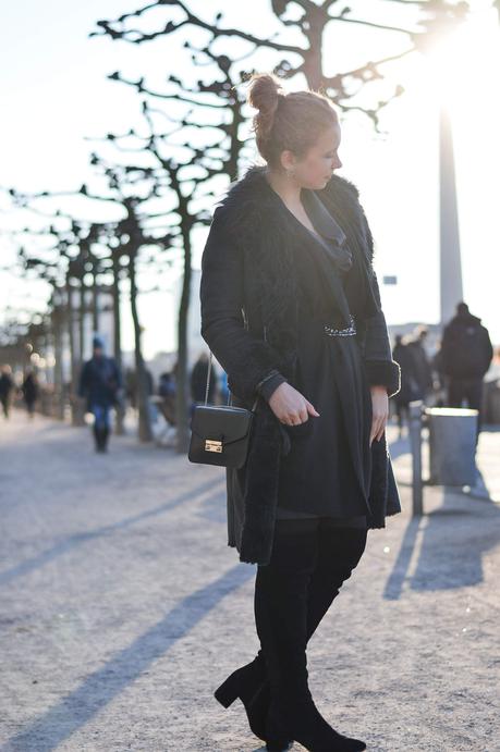 Outfit: Shades of grey with Shearling, Knit and Overknees in Dusseldorf