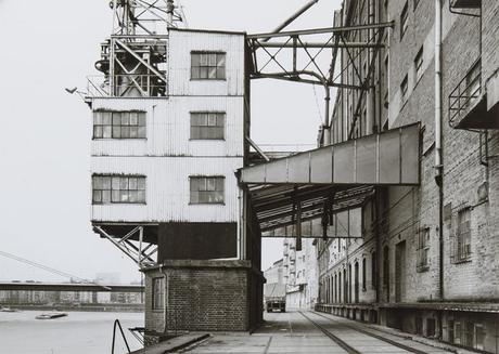 Ausstellung bei Grisebach Düsseldorf: Tata Ronkholz — Rheinhafen Düsseldorf (Foto: Rheinseitige Verladeanlage des Rhenus-Silo, © Tata Ronkholz)