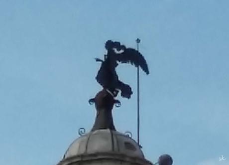 Auf dem Dach von - ich hab vergessen, von welcher Fakultät ;) - jedenfalls: ein Engel auf dem Besen, eine Hexe mit Flügeln ... ? :)