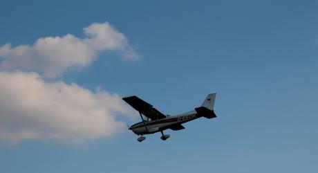 Foto: Kleines Flugzeug im Landeanflug