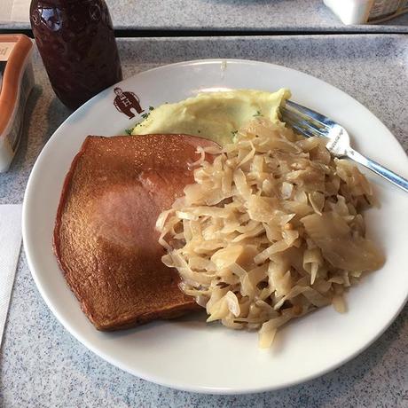 Leberkäse mit Kartoffelpüree und Sauerkraut #foodporn - via Instagram