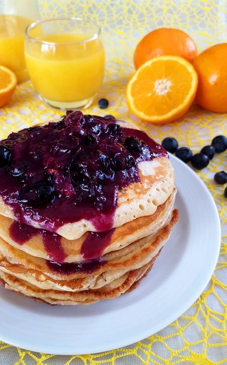 Orangen-Kokos-Pancakes (ohne Ei) mit Blaubeer-Orangensauce