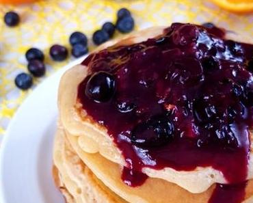 Orangen-Kokos-Pancakes (ohne Ei) mit Blaubeer-Orangensauce