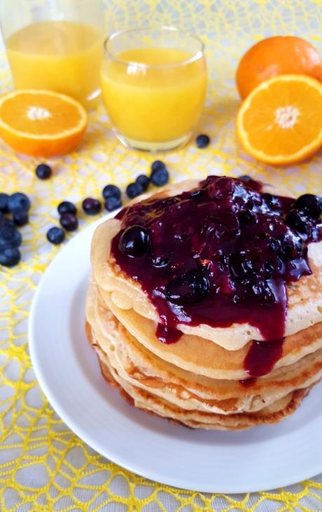 Orangen-Kokos-Pancakes (ohne Ei) mit Blaubeer-Orangensauce