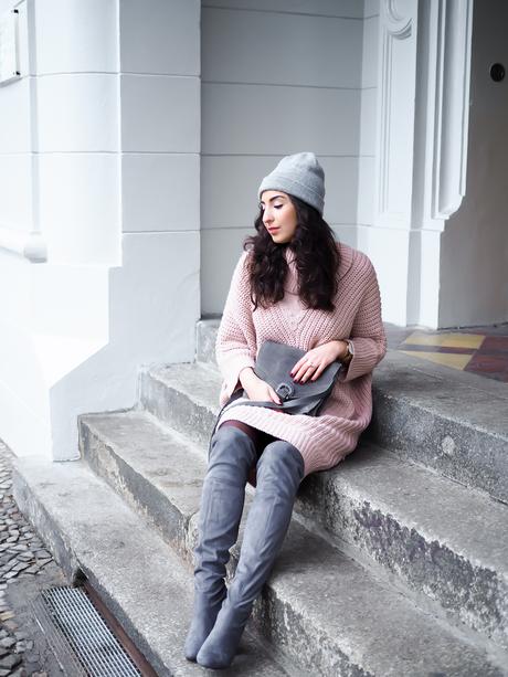 Casual Valentines Day Outfit valentinstags look pink knitted dress strickkleid rosa oversize coat oasis dorothy perkins overknee boots overtheknee stiefel romantic winter look casual streetstyle blogger modeblog berlin samieze