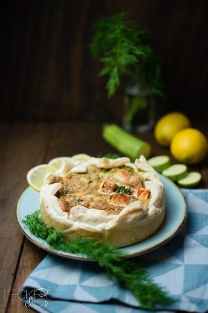 Lachs Quiche Quiche, Lachs, Zucchini, Dill, Zitrone, LECKER&CO, leckerundco, lecker co, Tina Kollmann, Foodblog Nürnberg, Foodblog Fürth, Foodblog, Quiche mit Lachs, Quiche Rezept, Quiche Rezept einfach, Zucchini Quiche, Lachs-Dill-Quiche, leckere Quiche, einfache Quiche
