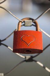Symbol der Liebe: Italiener bringen am Valentinsgtag Schlösser an Brückengeländern an. 