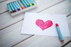 Liebe aufs Papier gebracht: ein gemaltes Herz