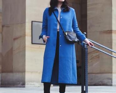 Outfit mit blauem Mantel und Chanel Slingback Lookalike Sandalen