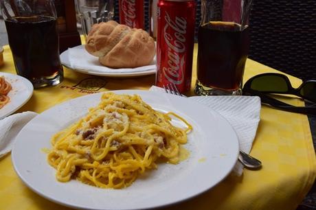 10_Mittagessen-Spaghetti-Carbonara-Coca-Cola-La-Maddalena-Sardinien-Italien