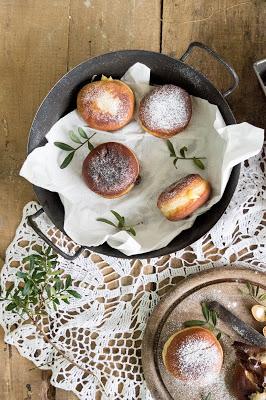 Fifty Shades of Krapfen: Faschingskrapfen mit Nougat- und Vanillecreme / Traditional Austrian Donuts with Nougat and Vanilla Cream