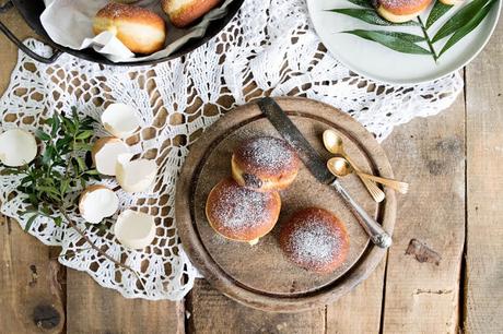 Fifty Shades of Krapfen: Faschingskrapfen mit Nougat- und Vanillecreme / Traditional Austrian Donuts with Nougat and Vanilla Cream