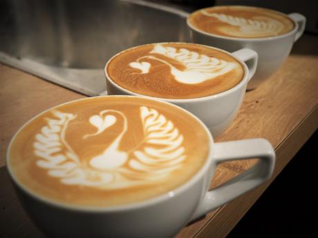 Latte Art: wie zaubert man die Bilder in den Milchschaum?