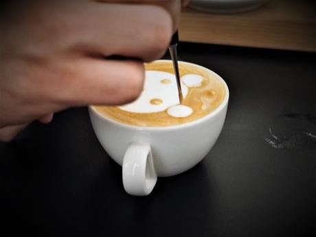 Latte Art: wie zaubert man die Bilder in den Milchschaum?