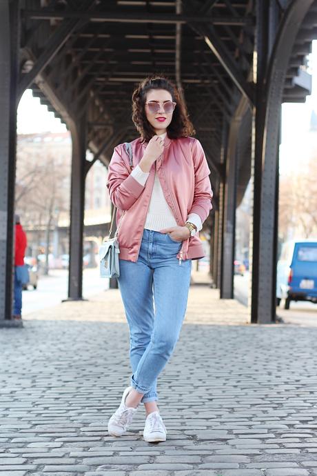 pink bomber mom jeans blouson 90ies look streetstyle berlin samieze blog blogger ivyrevel sweater ally knit white quay all my love rose fold zara bag