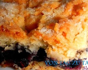 Gedeckter Kuchen mit Aroniabeeren und Streusel