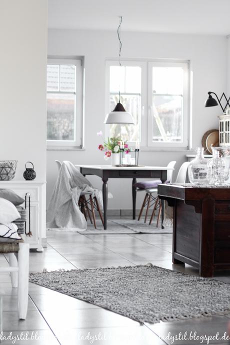 Interior in Weiß Schwarz und Holz im Scandiboho Style Küche Essplatz