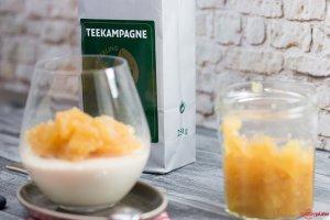 Grüner Tee von Teekampagne im Panna Cotta mit Apfelkompott