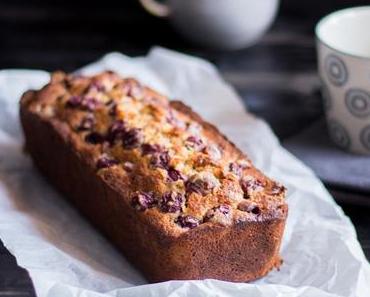 Bananenkuchen mit Mandeln und Kirschen