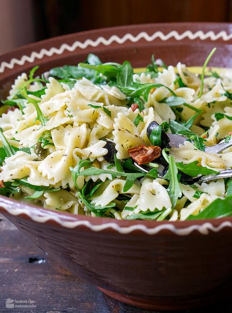 Nudelsalat mit Rucola, Oliven & getrockneten Tomaten | Madame Cuisine Rezept
