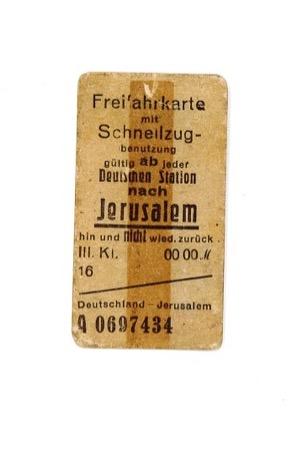 Neue Sonderausstellung im NS-Dokuzentrum: „Angezettelt. Antisemitische und rassistische Aufkleber von 1880 bis heute“