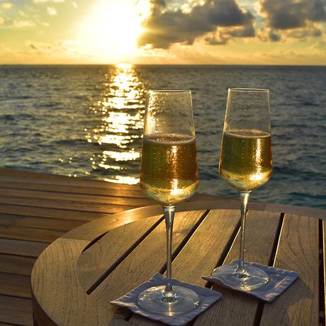 Hurawalhi Malediven Sonnenuntergang Champagner