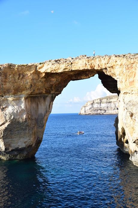 04_Bloggerin-Valeria-mit-Drohne-auf-Azure-Window-Gozo-Malta