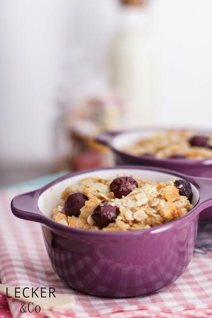 Kirschamännla | Brotauflauf mit Kirschen und Vanillesoße leckerundco, lecker co, lecker & co, lecker, leckerundco.de, foodblog, nürnberg, foodfotografie, mittelfranken, tina kollmann, foodpics, Foodbloggercamp, kochen, backen, kirschmichel, vanillesauce, kirschen, auflauf, dessert, kinderessen, rezept für kinder
