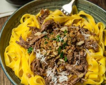 Slowcooker Balsamico Pulled Beef Pasta mit Pangrattato