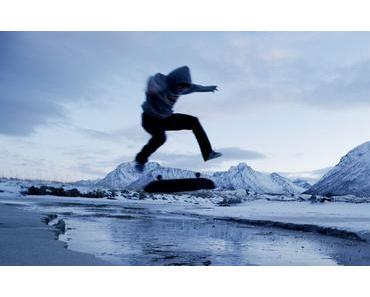 Skateboarding auf gefrorenem Sandstrand