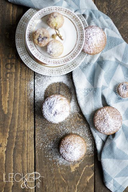 Nuss-Nougat Muffins leckerundco, lecker co, lecker & co, lecker, leckerundco.de, foodblog, nürnberg, foodfotografie, mittelfranken, tina kollmann, foodpics, backen, Nutella, Nougat, Nussnougat, Muffins, Minikuchen, Kuchen, Puderzucker, gefüllt, Cupcakes