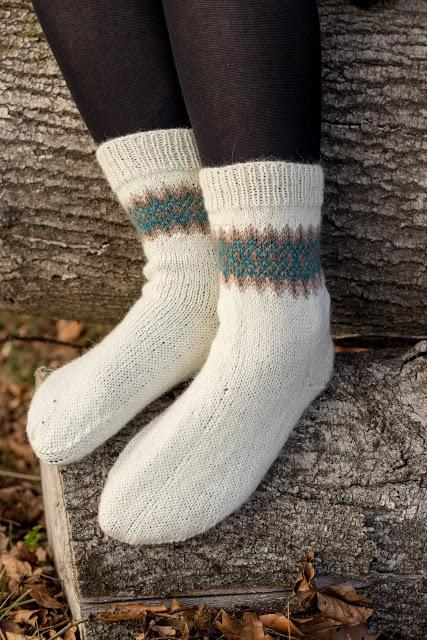 Kostenlose Anleitung für ein Paar gestrickter Socken mit Bumerang Ferse und Jacquard Muster.