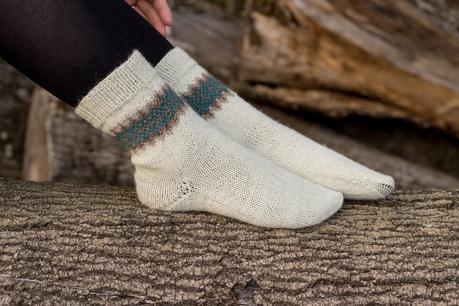 Kostenlose Anleitung für ein Paar gestrickter Socken mit Bumerang Ferse und Jacquard Muster - Socken mit Fair Isle - Norweger - Jacquard Muster