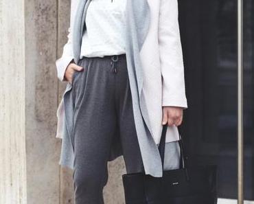Easy Chic Frühlings-Outfit mit Jogg-Pant, Mantel und Strickweste